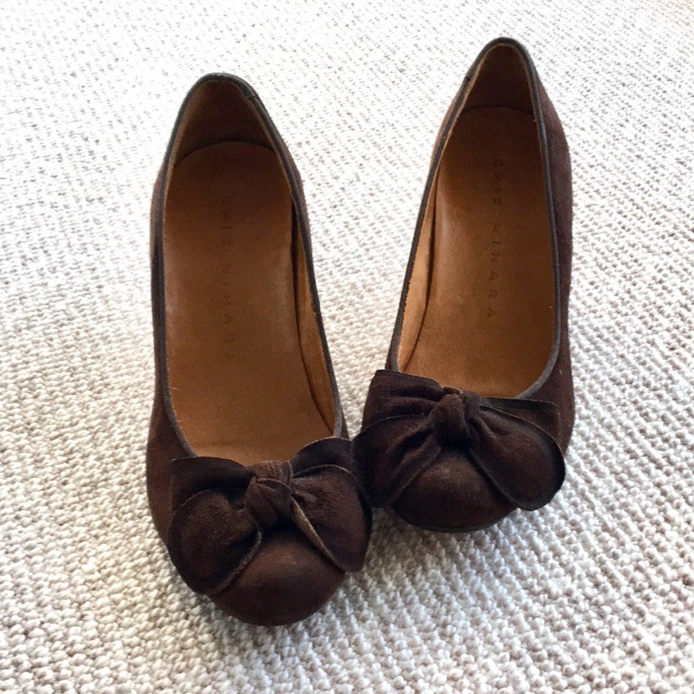 LIKE NEW Chie Mihara brown suede bow pumps